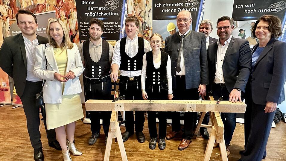 Handwerk trifft Politik: Kultusministerin Stolz mit den Landtagsabgeordneten Dr. Hopp und Preidl, Landrat Löffler und Bürgermeister Bauer zusammen mit Rosi Tragl-Kraus, Geschäftsführerin der Kreishandwerkerschaft, und drei jungen Schreinern. Handwerk trifft Politik: Kultusministerin Stolz mit den Landtagsabgeordneten Dr. Hopp und Preidl, Landrat Löffler und Bürgermeister Bauer zusammen mit Rosi Tragl-Kraus, Geschäftsführerin der Kreishandwerkerschaft, und drei jungen Schreinern.