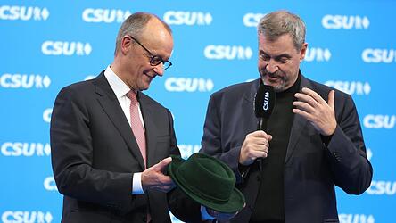 Markus Söder (r.) hat Friedrich Merz diesmal einen Miesbacher Trachtenhut geschenkt. Markus Söder (r.) hat Friedrich Merz diesmal einen Miesbacher Trachtenhut geschenkt.
