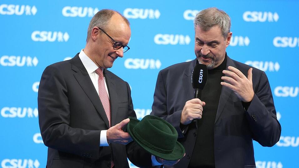 Markus Söder (r.) hat Friedrich Merz diesmal einen Miesbacher Trachtenhut geschenkt. Markus Söder (r.) hat Friedrich Merz diesmal einen Miesbacher Trachtenhut geschenkt.