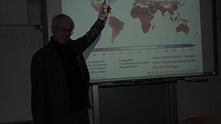 Bis zum Jahr 2.100 k&ouml;nnten gro&szlig;e Teile der Erde unbewohnbar sein, machte Physiker Peter K&ouml;pke in Deggendorf klar. Allerdings vor winzigem Publikum. Das Thema Klimawandel ist augenscheinlich nicht mehr in.