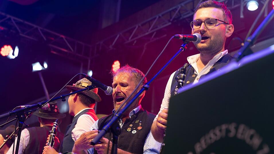 Als die Kapelle Josef Menzl am Montag, 10. August, im Festzelt Weckmann aufspielte, war die Stimmung ausgelassen. Als die Kapelle Josef Menzl am Montag, 10. August, im Festzelt Weckmann aufspielte, war die Stimmung ausgelassen.