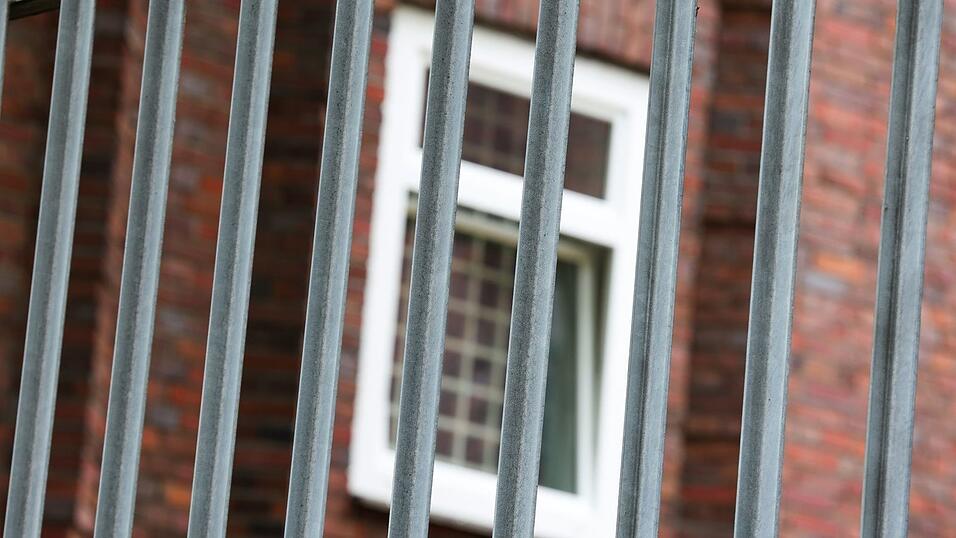 Ein Zaun und vergitterte Fenster - trotzdem gelang einem Häftling die Flucht. Ein Zaun und vergitterte Fenster - trotzdem gelang einem Häftling die Flucht.