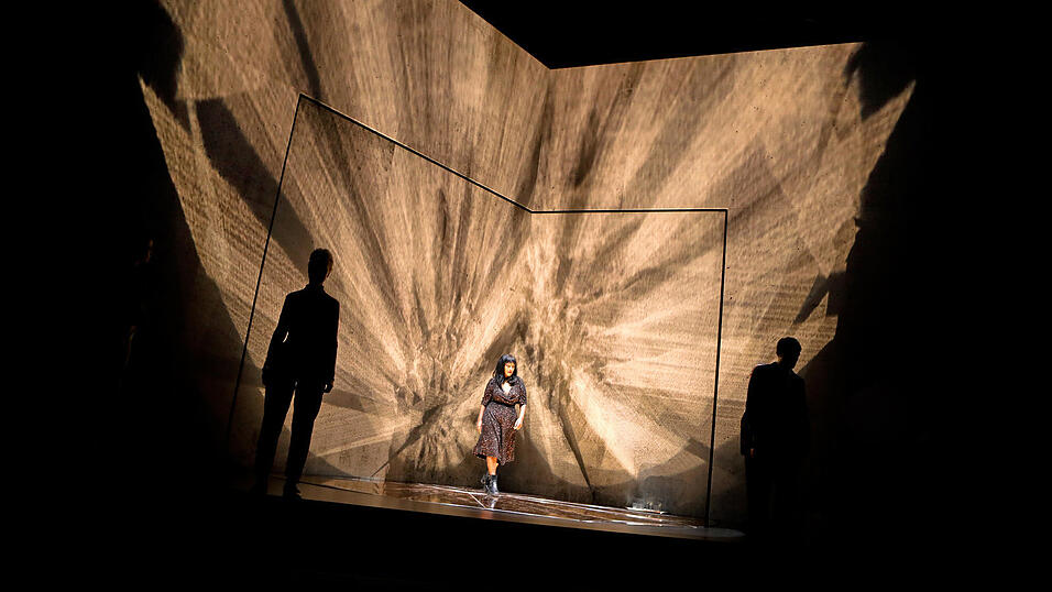 Scherben, Splitter, Puzzleteile: Ulrike Willenbacher, Yodit Tarikwa, Thiemo Strutzenberger im B&uuml;hnenbildsonnenlicht.