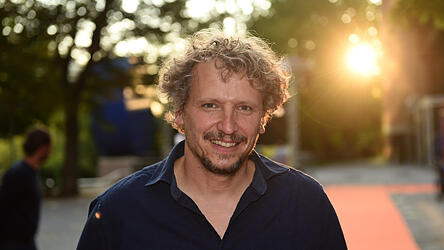 Marcus H. Rosenm&uuml;ller wurde 1973 in Tegernsee geboren. Seinen Durchbruch hatte der Regisseur 2006 mit 'Wer fr&uuml;her stirbt, ist l&auml;nger tot'.