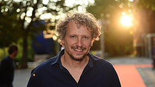 Marcus H. Rosenmüller wurde 1973 in Tegernsee geboren. Seinen Durchbruch hatte der Regisseur 2006 mit 'Wer früher stirbt, ist länger tot'. Marcus H. Rosenmüller wurde 1973 in Tegernsee geboren. Seinen Durchbruch hatte der Regisseur 2006 mit 'Wer früher stirbt, ist länger tot'.