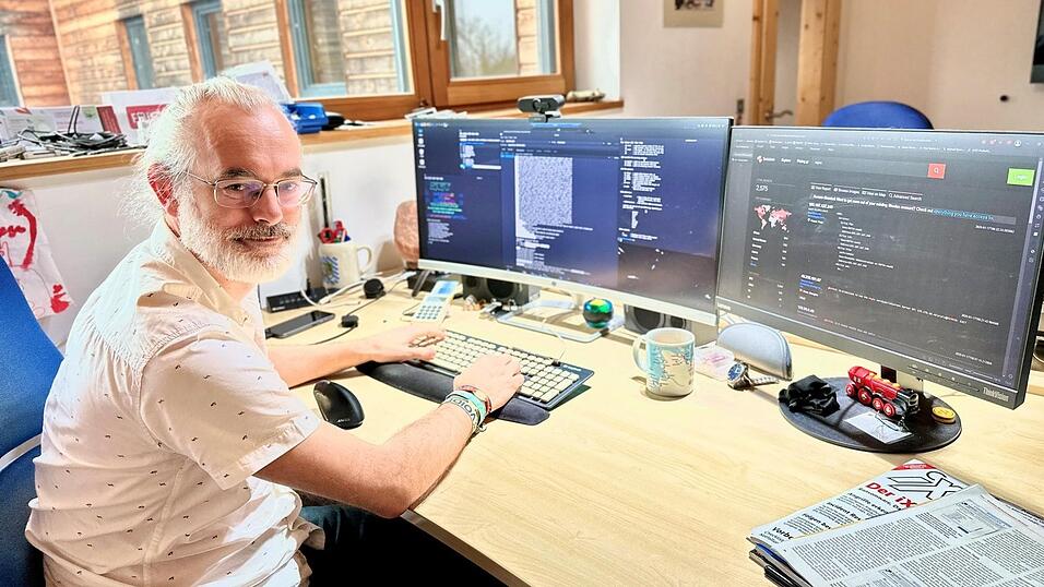 Heimerl am Arbeitsplatz zu Hause in Sengenbühl. Von dort aus wehrt er weltweite Hacker-Angriffe ab. Heimerl am Arbeitsplatz zu Hause in Sengenbühl. Von dort aus wehrt er weltweite Hacker-Angriffe ab.