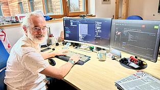 Heimerl am Arbeitsplatz zu Hause in Sengenbühl. Von dort aus wehrt er weltweite Hacker-Angriffe ab.
