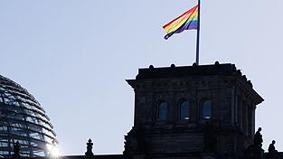 Bundestagspr&auml;sidentin Kl&ouml;ckner l&auml;sst die Fahne nur noch am Internationalen Tag gegen Homophobie hissen.