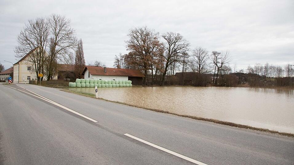 Durch den anhaltenden Regen und die Schneeschmelze war die Vils am Freitagmittag an einigen Stellen bei Vilsbiburg und Gerzen &uuml;ber die Ufer getreten. Einige Strassen waren somit nicht mehr passierbar und mussten gesperrt werden.