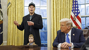 Wer hat hier das Sagen? Elon Musk (links, mit seinem vierjährigen Sohn X Æ A-Xii) im Oval Office des Weißen Hauses. Der amtierende US-Präsident Donald Trump (rechts) hatte Musk zum Leiter von DOGE gemacht, einer Schattenbehörde zur Reduzierung von Staatsausgaben. Wer hat hier das Sagen? Elon Musk (links, mit seinem vierjährigen Sohn X Æ A-Xii) im Oval Office des Weißen Hauses. Der amtierende US-Präsident Donald Trump (rechts) hatte Musk zum Leiter von DOGE gemacht, einer Schattenbehörde zur Reduzierung von Staatsausgaben.