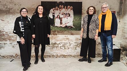 Projektleiterin Fatma Umul, künstlerische Leiterin Jamal Stefanie Khalil, Birgit Masur vom Haus für das Leben und Bürgermeister Dr. Albert Solleder (v.l.) vor dem Gruppenbild mit den Fotodarstellerinnen.