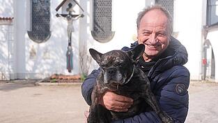 Pfarrer Rainer Maria Schießler und seine Bulldoggendame Pia: „Wenn sie ihre Schnauze auf meinen Arm legt, ist nix mehr wichtig. Kein Telefon, kein Computer, keine Post.“ Pfarrer Rainer Maria Schießler und seine Bulldoggendame Pia: „Wenn sie ihre Schnauze auf meinen Arm legt, ist nix mehr wichtig. Kein Telefon, kein Computer, keine Post.“