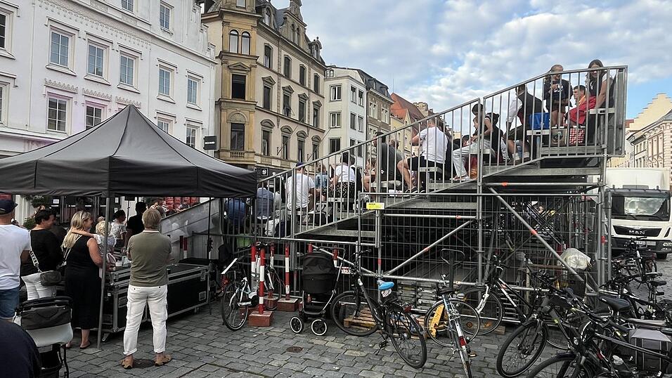 Mit Brotzeit, Getr&auml;nken und z&uuml;nftiger Musi l&auml;uteten die Straubingerinnen und Straubinger voller Vorfreude ihre 'F&uuml;nfte Jahreszeit' ein.