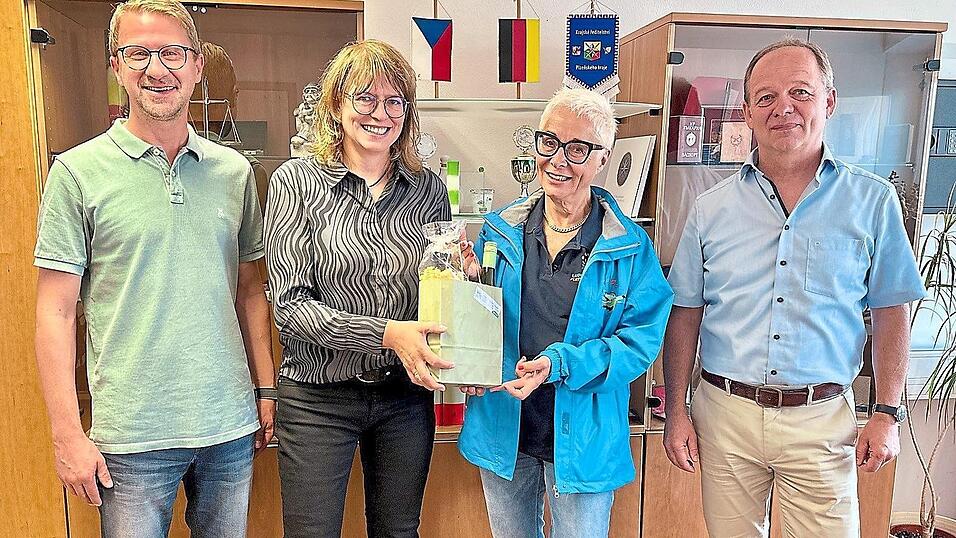 Lydia Lobmeier (Zweite von links) erhielt im Beisein ihres Chefs Michael Leitermann (rechts) und Josef Beer von Landesgartenschau-Gesch&auml;ftsf&uuml;hrerin Claudia Knoll ein kleines Pr&auml;sent &uuml;berreicht.