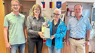 Lydia Lobmeier (Zweite von links) erhielt im Beisein ihres Chefs Michael Leitermann (rechts) und Josef Beer von Landesgartenschau-Geschäftsführerin Claudia Knoll ein kleines Präsent überreicht.
