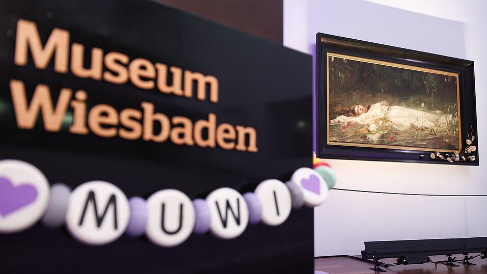 Rund 200 Swift-Fans sind am Sonntagnachmittag zur ersten Swift-Sonderveranstaltung ins Museum Wiesbaden gekommen. Rund 200 Swift-Fans sind am Sonntagnachmittag zur ersten Swift-Sonderveranstaltung ins Museum Wiesbaden gekommen.