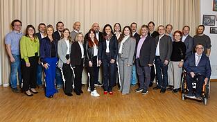 Die Kandidaten der SLU-Stadtratsliste mit Bürgermeisterkandidatin Karoline Fritz-Ertlmaier (11. v. l.), Landratskandidat Andreas Fischer (6. v. r.) und SLU-Kreisvorsitzender Bettina Danner (4. v. r.).