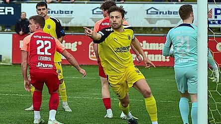 Seit dieser Woche ist Paul Schwarzkopf (in Gelb) f&uuml;r die DJK Vilzing wieder spielberechtigt.