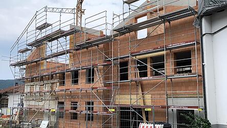 Beim Bau des künftigen Rat- und Dorfgemeinschaftshauses „Geigermühle“ geht es flott voran, nachdem der Gemeinderat mit einer Reihe von Auftragsvergaben dafür die rechtliche Grundlage geschaffen hat. Beim Bau des künftigen Rat- und Dorfgemeinschaftshauses „Geigermühle“ geht es flott voran, nachdem der Gemeinderat mit einer Reihe von Auftragsvergaben dafür die rechtliche Grundlage geschaffen hat.