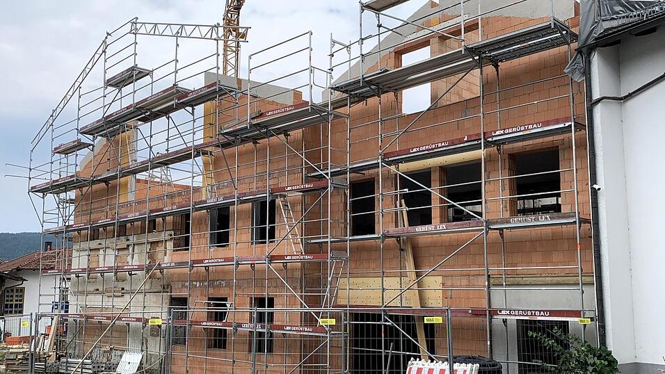 Beim Bau des k&uuml;nftigen Rat- und Dorfgemeinschaftshauses &bdquo;Geigerm&uuml;hle&ldquo; geht es flott voran, nachdem der Gemeinderat mit einer Reihe von Auftragsvergaben daf&uuml;r die rechtliche Grundlage geschaffen hat.