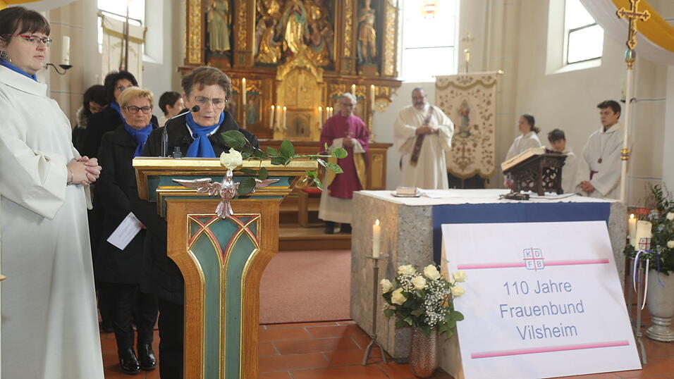 Die Frauen trugen ihre Fürbitten bei der Festgottesdienstfeier vor.