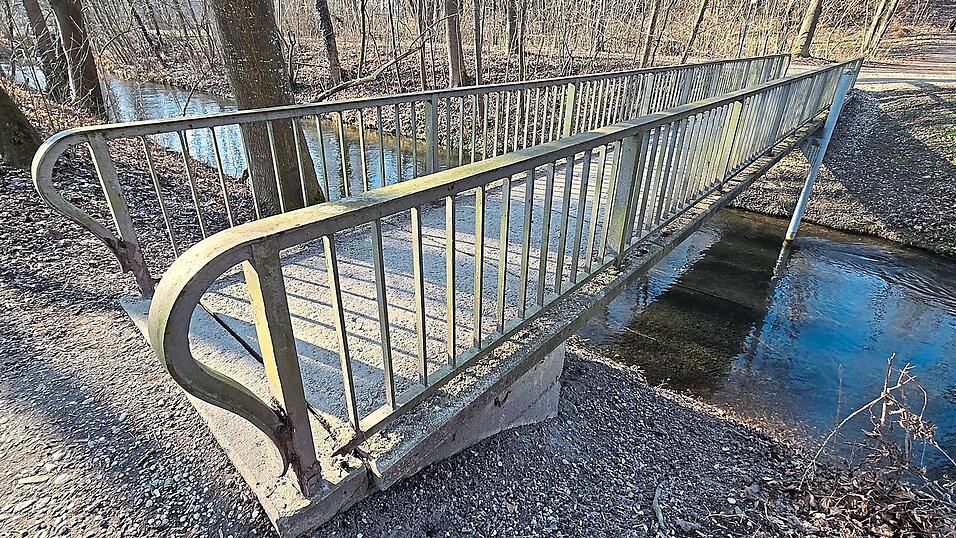 Der Kurt-Rust-Steg f&uuml;hrt von der Kanalstra&szlig;e &uuml;ber einen Seitenkanal zum Stausee-Damm. Die monierten Roststellen - etwa an den Anfangsst&uuml;tzen links im Bild - sollen bei den in diesem Jahr anstehenden Br&uuml;ckenpr&uuml;fungen aufgenommen werden.