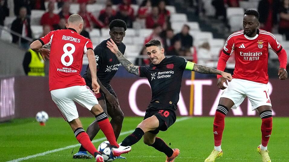 Alejandro Grimaldo (Mitte) lieferte sich ein umkämpftes Duell mit seinem Ex-Club Benfica. Alejandro Grimaldo (Mitte) lieferte sich ein umkämpftes Duell mit seinem Ex-Club Benfica.