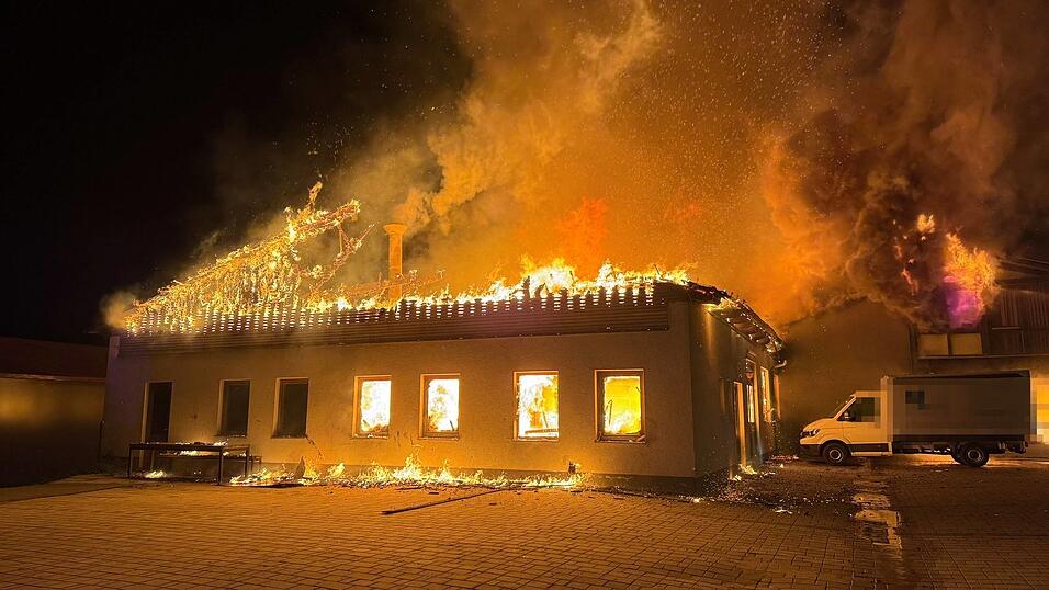 Die Halle brannte vollst&auml;ndig aus.