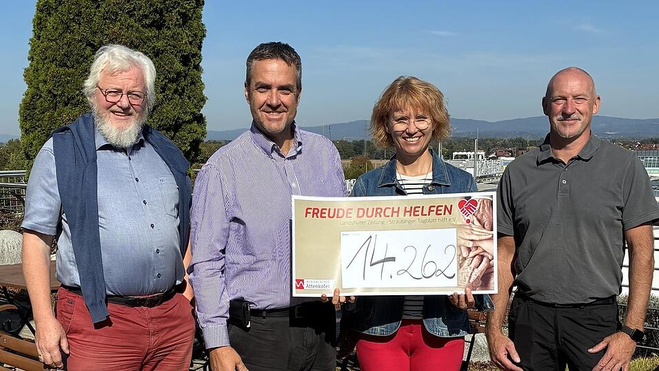 Freuten sich &uuml;ber die Spende an &bdquo;Freude durch Helfen&ldquo;: Hasso von Winning, Franz Wanninger, Claudia Karl-Fischer und Harald Sautner.