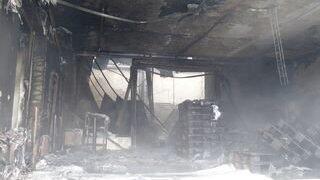 Es dauerte bis in die frühen Morgenstunden, ehe die Einsatzkräfte der Feuerwehr das Feuer unter Kontrolle hatten. (Foto: ih) Es dauerte bis in die frühen Morgenstunden, ehe die Einsatzkräfte der Feuerwehr das Feuer unter Kontrolle hatten. (Foto: ih)