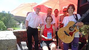 Mary & Friends unterhielten am Samstagnachmittag die vielen Besucher im Freibad. Auch Bürgermeister Hans Greil (l.) fand Gefallen an diesem Beitrag, den Christian van Heamen (2.v.l.) organisiert hat. Rechts die Musiker Peter Pongratz, Rupert Weld und Mary Lea. In der Mitte sitzt die Betriebsleiterin des Freibades Anna Schräml. Mary & Friends unterhielten am Samstagnachmittag die vielen Besucher im Freibad. Auch Bürgermeister Hans Greil (l.) fand Gefallen an diesem Beitrag, den Christian van Heamen (2.v.l.) organisiert hat. Rechts die Musiker Peter Pongratz, Rupert Weld und Mary Lea. In der Mitte sitzt die Betriebsleiterin des Freibades Anna Schräml.