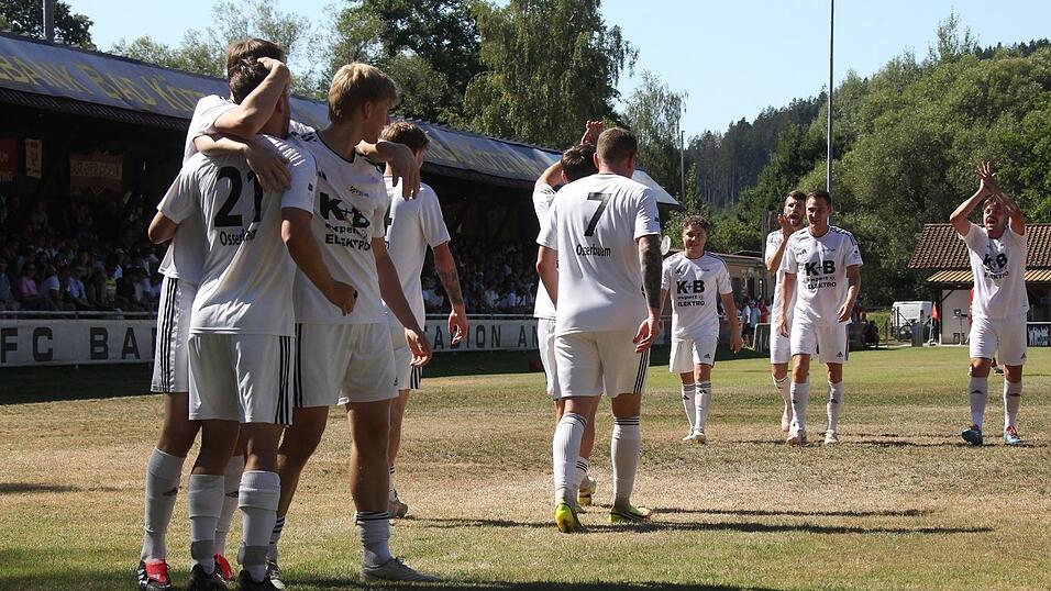 Die SpVgg Lam bejubelt den 5:2-Auswärtssieg bei der DJK Vornbach. Die SpVgg Lam bejubelt den 5:2-Auswärtssieg bei der DJK Vornbach.