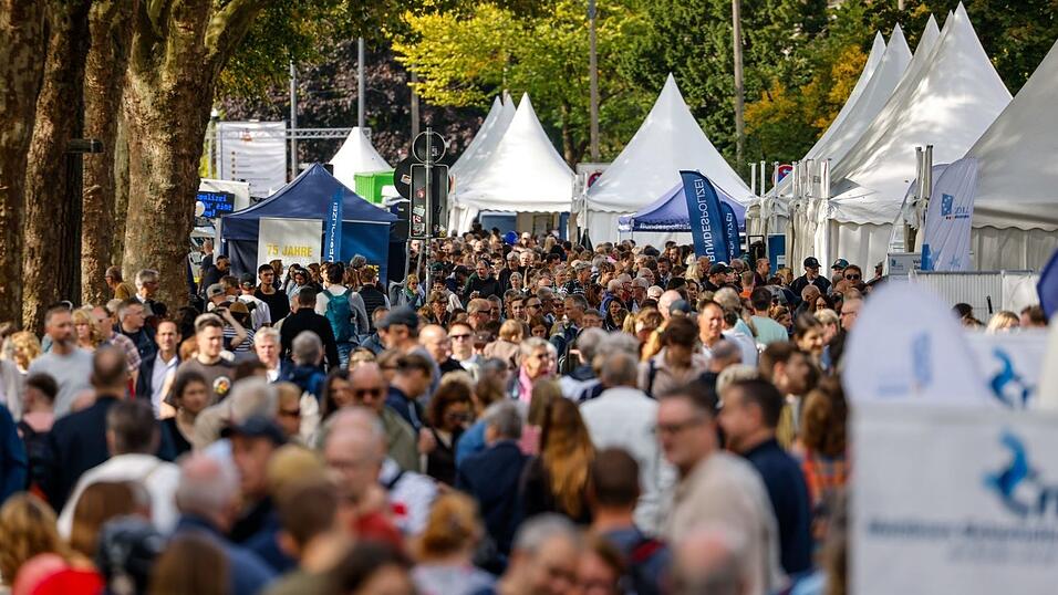 Hunderttausende Menschen haben den Tag der Deutschen Einheit in Bremen gefeiert. Hunderttausende Menschen haben den Tag der Deutschen Einheit in Bremen gefeiert.