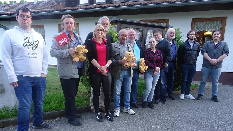 Die neue Vorstandschaft der SPD mit Philipp Graßl als Vorsitzender (v.r.), Thomas Gierlinger und Georg Bruckner sind die Stellvertreter. Die weiteren Vorstandsmitglieder mit den Geehrten Nico Velte (v.l.), Walter Weihmann, Martina Meiler, Gerhard Bruckner, Manfred Augustin, Karlheinz Mühlbauer, Nicole Märcz und Thomas Hellmann. Die neue Vorstandschaft der SPD mit Philipp Graßl als Vorsitzender (v.r.), Thomas Gierlinger und Georg Bruckner sind die Stellvertreter. Die weiteren Vorstandsmitglieder mit den Geehrten Nico Velte (v.l.), Walter Weihmann, Martina Meiler, Gerhard Bruckner, Manfred Augustin, Karlheinz Mühlbauer, Nicole Märcz und Thomas Hellmann.