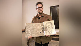 In Hermann Ellers Haus in Natternberg gebe es noch unzählige Ordner mit Skizzen und Zeichnungen des Künstlers, sagt Matthias Eller.