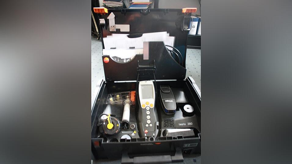 Zur Ausrüstung gehören außerdem spezielle Messgeräte für die Feinstaubmessung beziehungsweise für die Abgasmessung bei Öl- und Gasheizungen. Zur Ausrüstung gehören außerdem spezielle Messgeräte für die Feinstaubmessung beziehungsweise für die Abgasmessung bei Öl- und Gasheizungen.