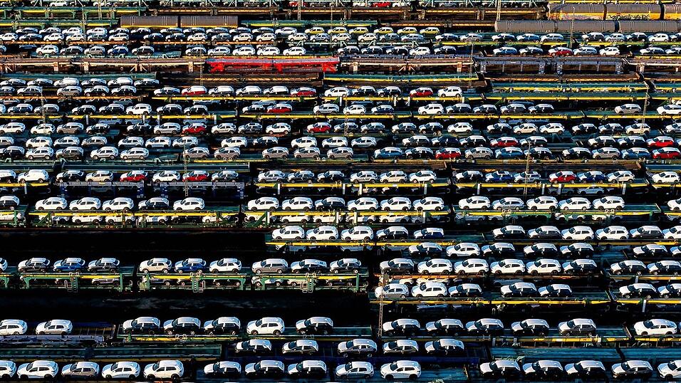 Die deutsche Wirtschaft steckt in der Krise, wichtige Industriebranchen wie der Autobau schwächeln (Archivbild) Die deutsche Wirtschaft steckt in der Krise, wichtige Industriebranchen wie der Autobau schwächeln (Archivbild)