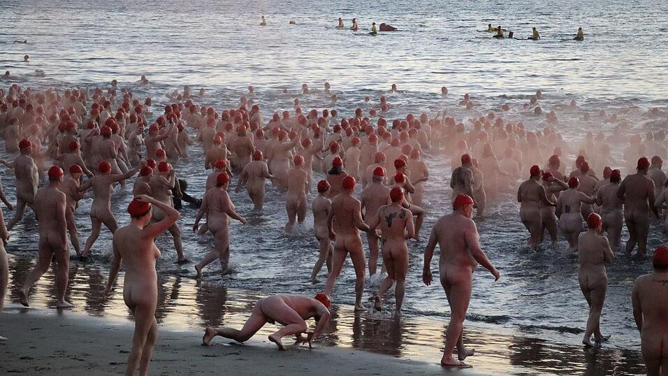 Etwa 3.000 Menschen st&uuml;rzten sich splitterfasernackt in die Fluten.