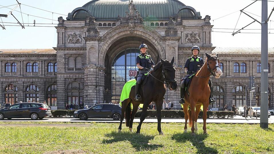 Vor allem am Nelson-Mandela-Platz nahe dem Nürnberger Hauptbahnhof war die Polizei zuletzt verstärkt präsent. (Archivbild) Vor allem am Nelson-Mandela-Platz nahe dem Nürnberger Hauptbahnhof war die Polizei zuletzt verstärkt präsent. (Archivbild)