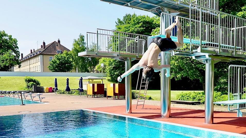 Finn er&ouml;ffnet mit einem gekonnten Sprung ins Wasser das Springerbecken.