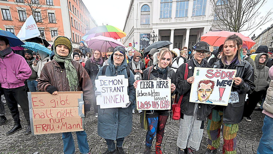 Protest gegen das bayerische Gender-Verbot: Demonstranten stehen mit Plakaten bei einem Protest gegen auf dem Münchner Gärtnerplatz. Protest gegen das bayerische Gender-Verbot: Demonstranten stehen mit Plakaten bei einem Protest gegen auf dem Münchner Gärtnerplatz.