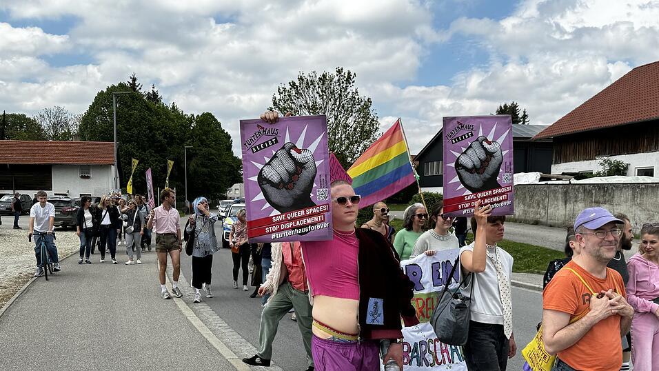 'Tuntenhaus'-Bewohner und einige Wörther zogen am Samstag durch Wörth an der Isar, weil sie um den Fortbestand ihres Wohnprojekts fürchten. 