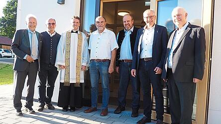 Die drei Bürgermeister und beiden Ehrenbürger des Marktes Reisbach freuten sich zusammen mit Landrat Werner Bumeder und Pfarrer Reinhold Aigner über die offizielle „Freigabe“ zur Nutzung.
