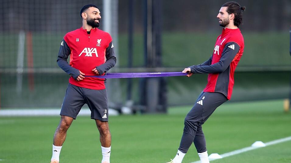 Bayern-Sportvorstand Max Eberl hat Spekulationen über eine mögliche Verpflichtung von Stürmerstar Mohamed Salah (l) vom FC Liverpool zurückgewiesen.