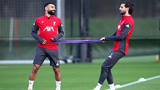 Bayern-Sportvorstand Max Eberl hat Spekulationen über eine mögliche Verpflichtung von Stürmerstar Mohamed Salah (l) vom FC Liverpool zurückgewiesen. Bayern-Sportvorstand Max Eberl hat Spekulationen über eine mögliche Verpflichtung von Stürmerstar Mohamed Salah (l) vom FC Liverpool zurückgewiesen.