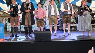 Die Humoristen und Gstanzls&auml;nger &bdquo;derbleckten&ldquo; sich zun&auml;chst gegenseitig auf der Musikb&uuml;hne.