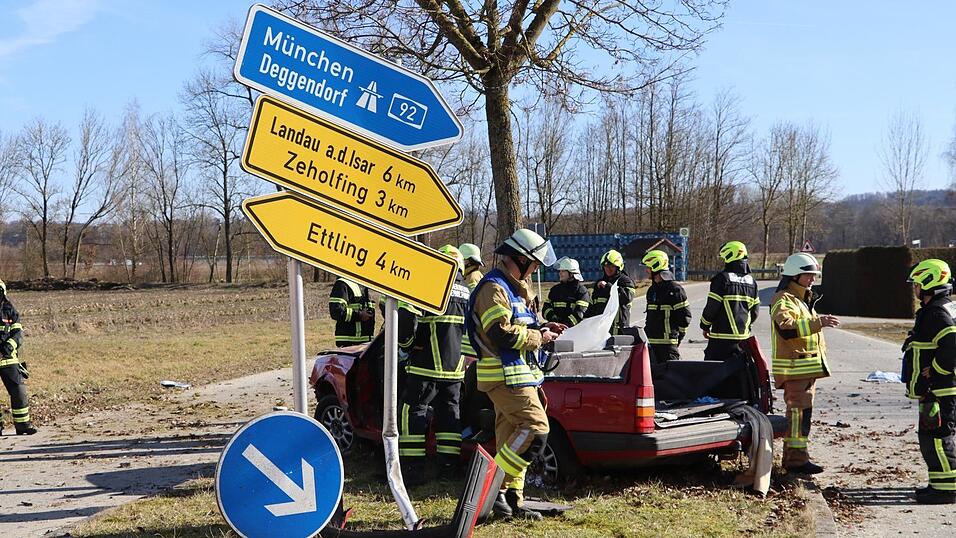 Am Volvo musste das Dach entfernt werden, damit der Fahrer befreit werden konnte.