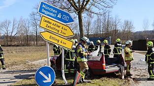 Am Volvo musste das Dach entfernt werden, damit der Fahrer befreit werden konnte.