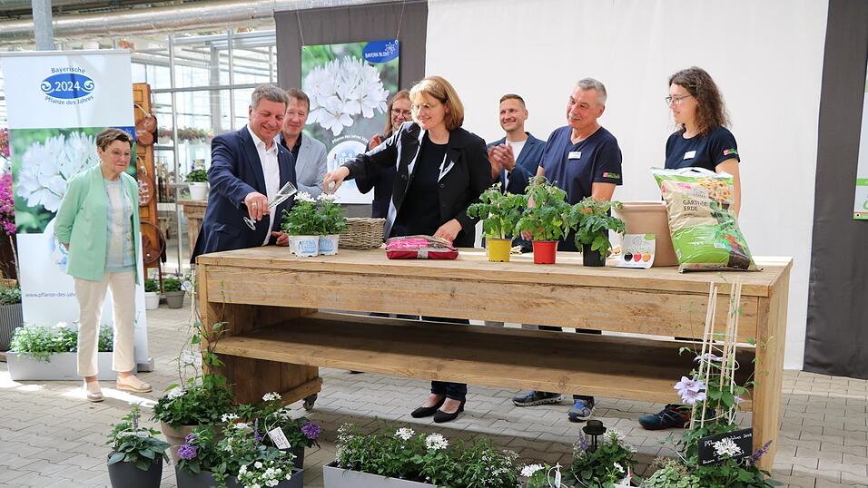 Seniorchefin Magda Holzner, Staatsminister Christian Bernreiter, Martin Schwarzer, Aktionsvorsitzender 'Tag der offenen Gärtnerei' Niederbayern, Florian Schmack, BGV-Bezirksvorsitzender Niederbayern, Marion Holzner, Roland Öller, Landesfachgruppenvorsitzender der BGV-Einzelhandelsgärtner, Max Holzner und Tochter Lisa (von links) bei der Taufe der Geranie 'Bella Stella'.