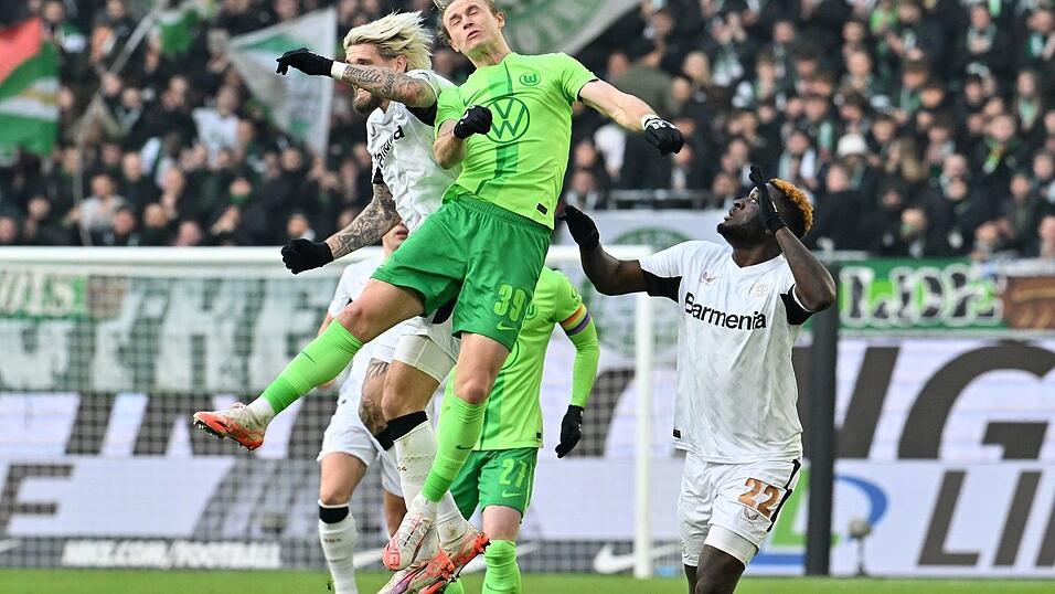 Wolfsburgs Patrick Wimmer (M) und Leverkusens Robert Andrich (l) im Kopfballduell. Wolfsburgs Patrick Wimmer (M) und Leverkusens Robert Andrich (l) im Kopfballduell.